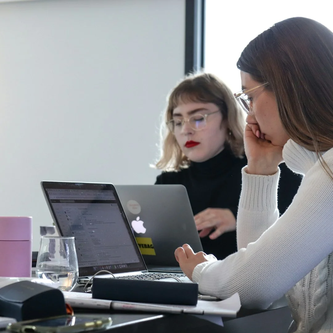 Une vue de dessus de documents et graphiques de stratégie marketing disposés sur un bureau, illustrant la planification d’entreprise.